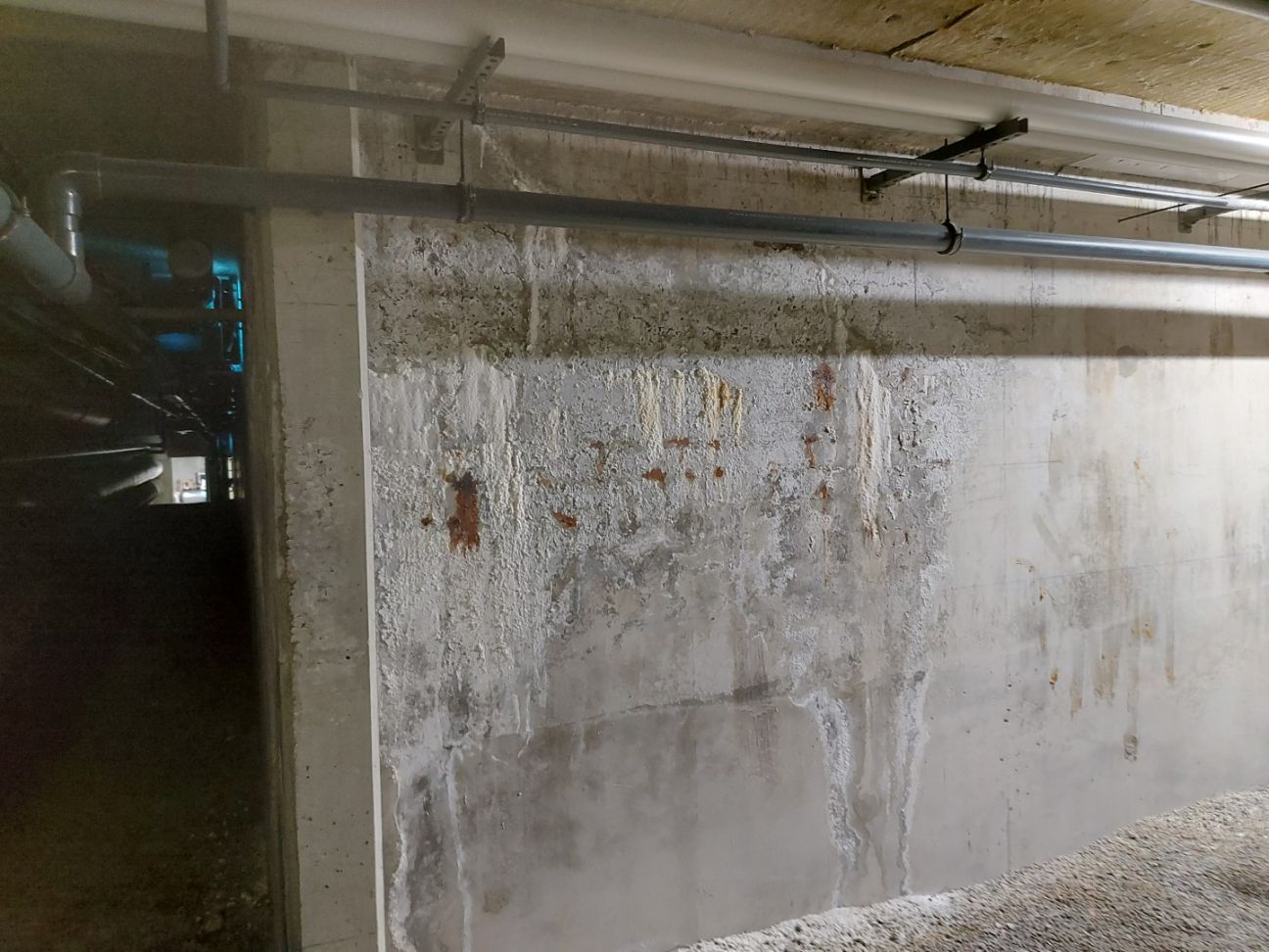 Fuite sur une piscine avec des voiles en béton armé étanches dans la masse. 